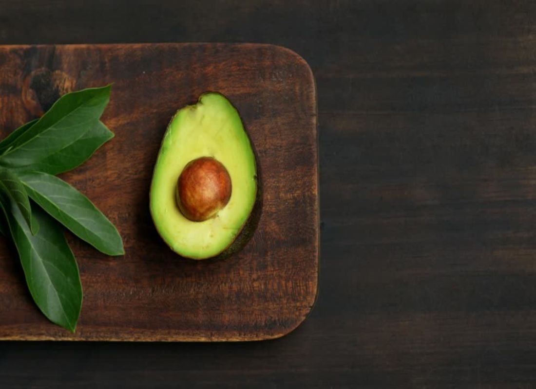 prikaz polovine avokada na drvenoj dasci