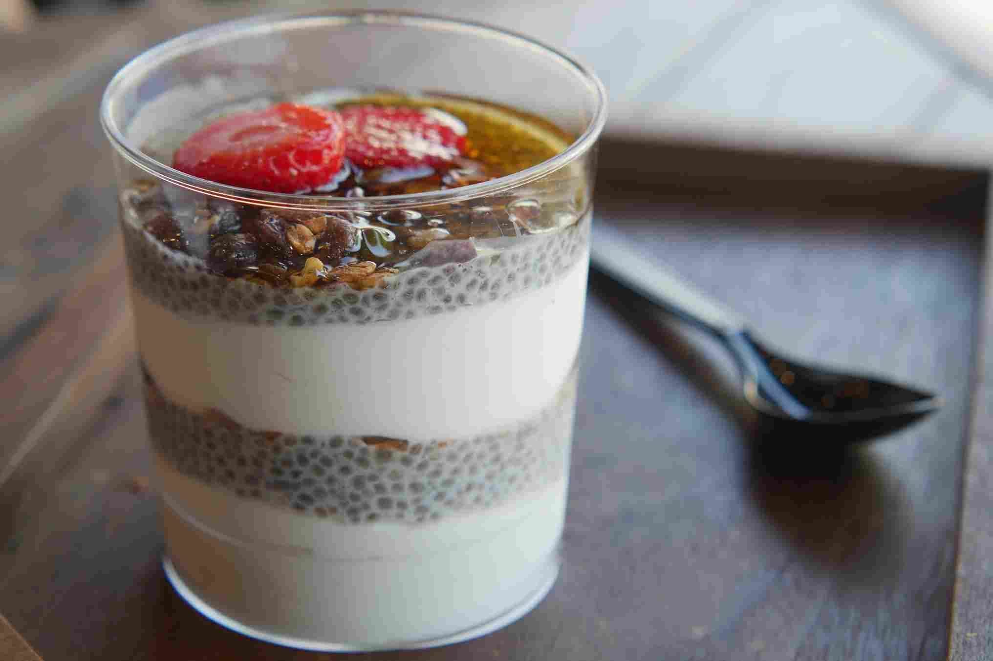 Čaša chia pudinga sa jogurtom, medom i svežim voćem