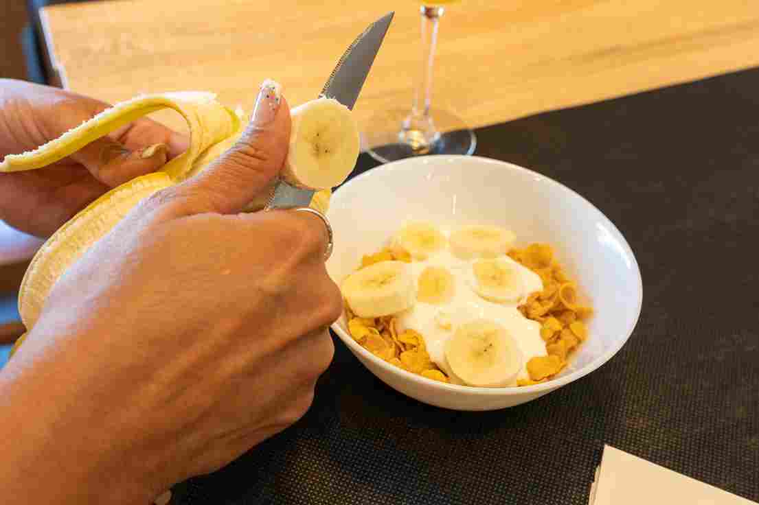 Zdjela ovsene kaše sa kriškama banane i jogurtom