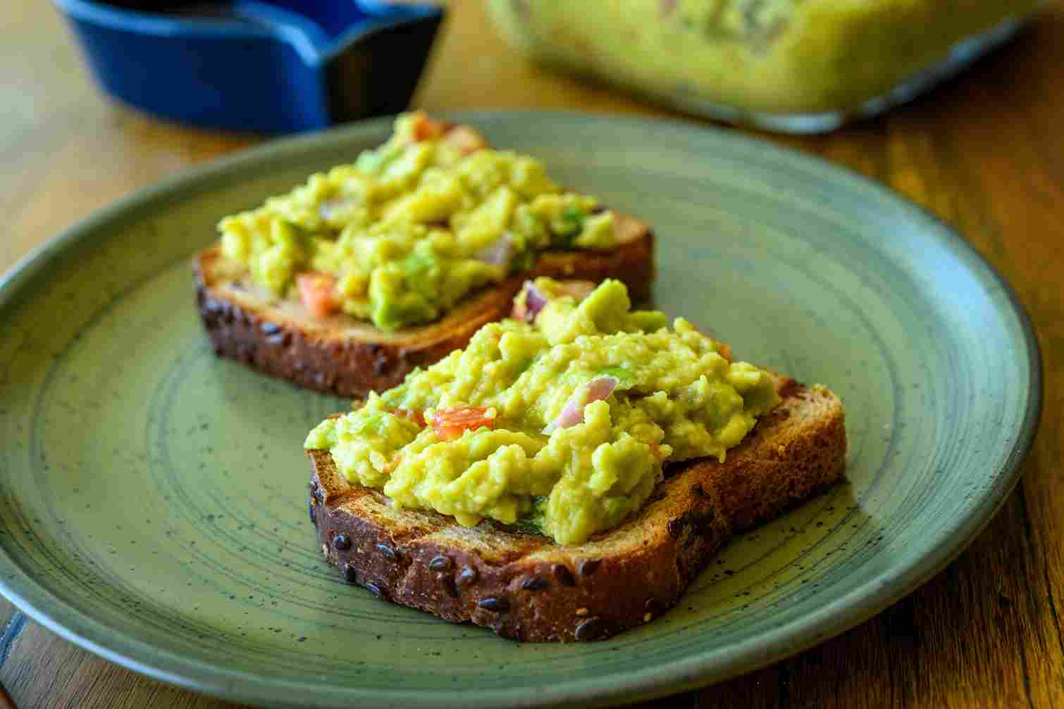 Integralni tost sa namazom od leblebija i avokada na tanjiru