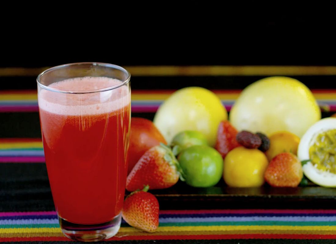 prikaz roze detoks soka i voća u pozadini