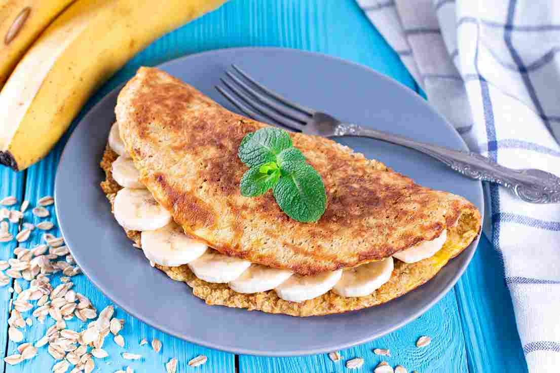Palačinka od ovsenih pahuljica punjena bananama na tanjiru