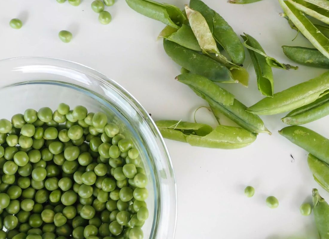 prikaz očišćenog graška u činiji i opne od graška