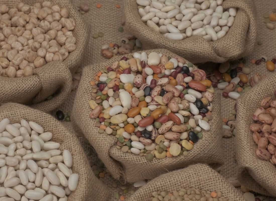 pasulj, leblebija i sočivo i mini kuhinjskim džakovima za odlaganje hrane