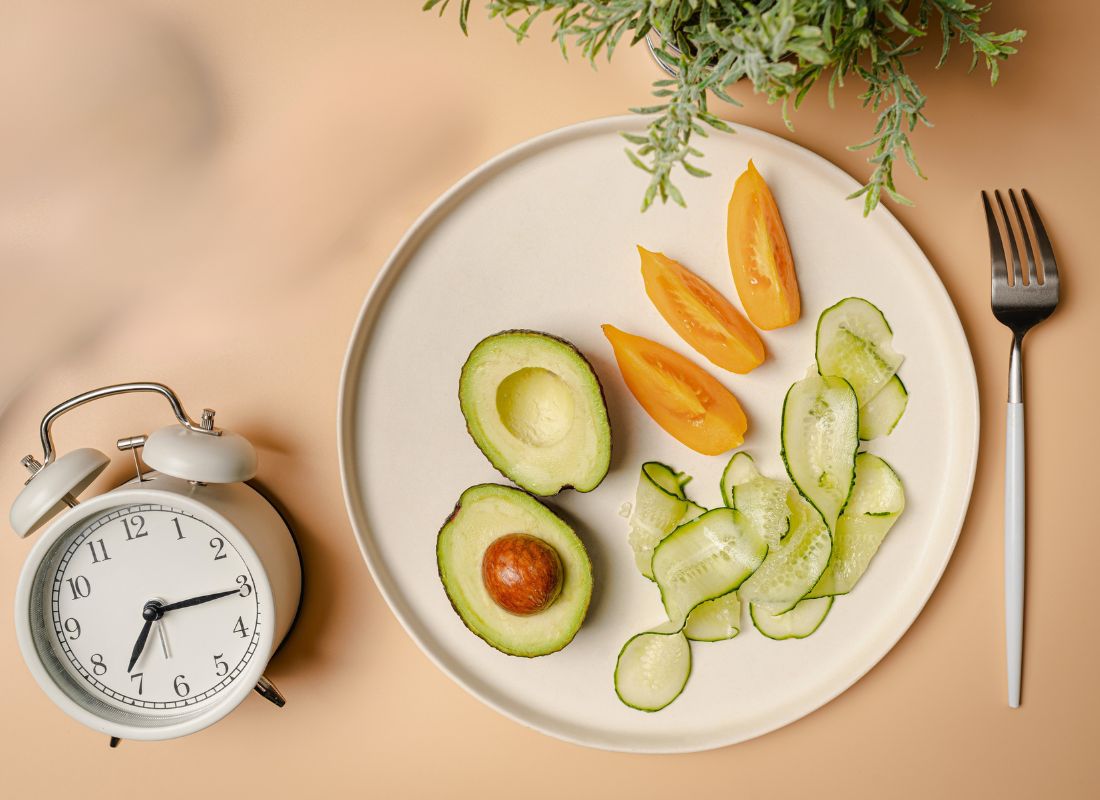prikaz salate i sata na smeđoj pozadini