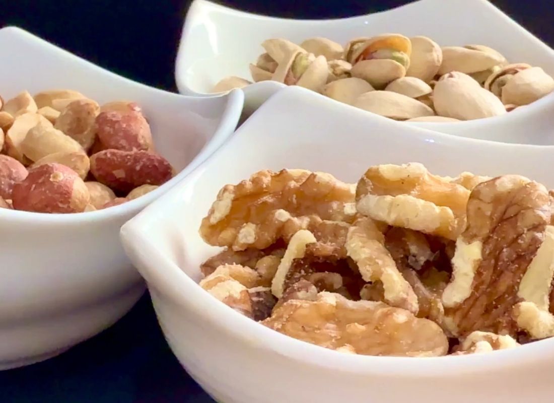 kikiriki orasi i pistaći u činijama