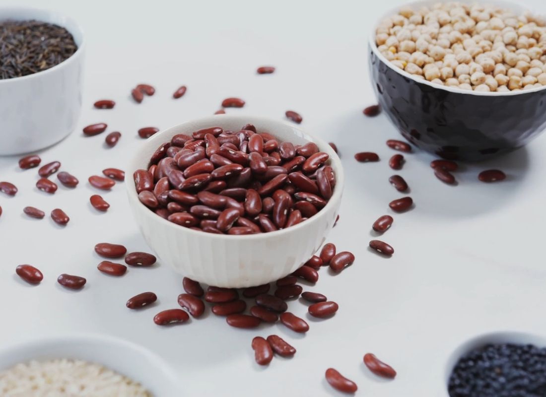 pasulj, leblebija, pirinač u činijama na beloj pozadini