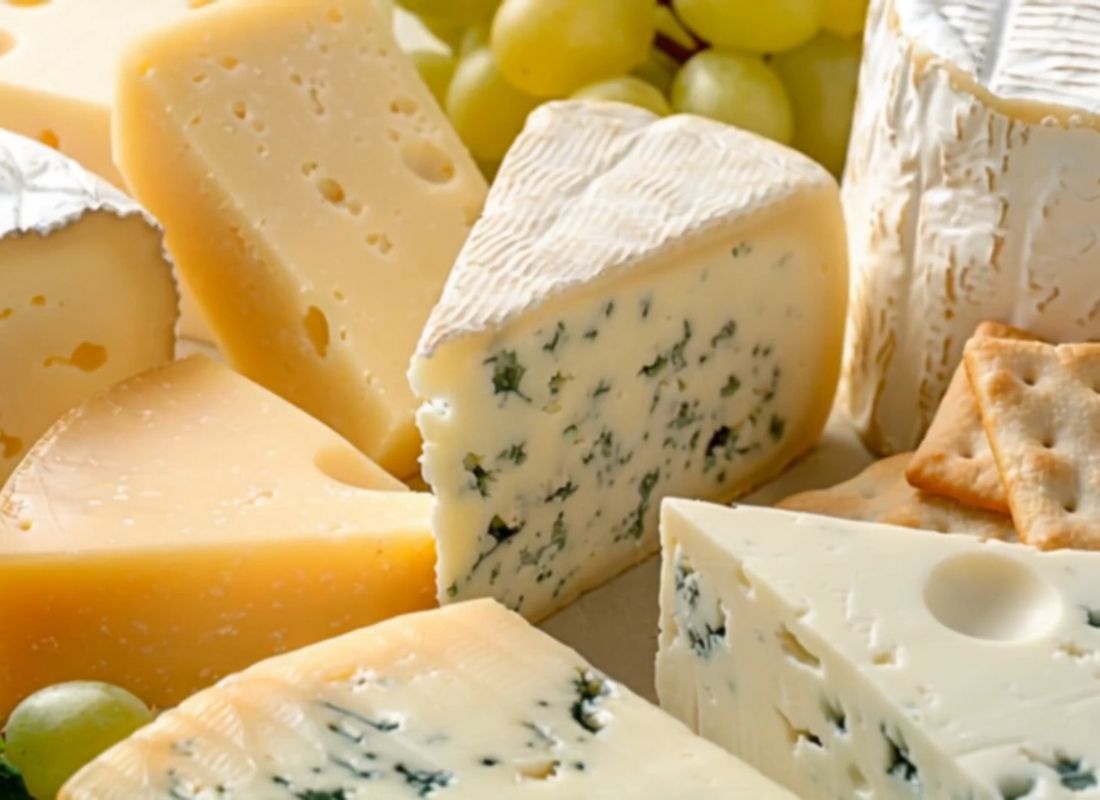 različite vrste sireva na stolu