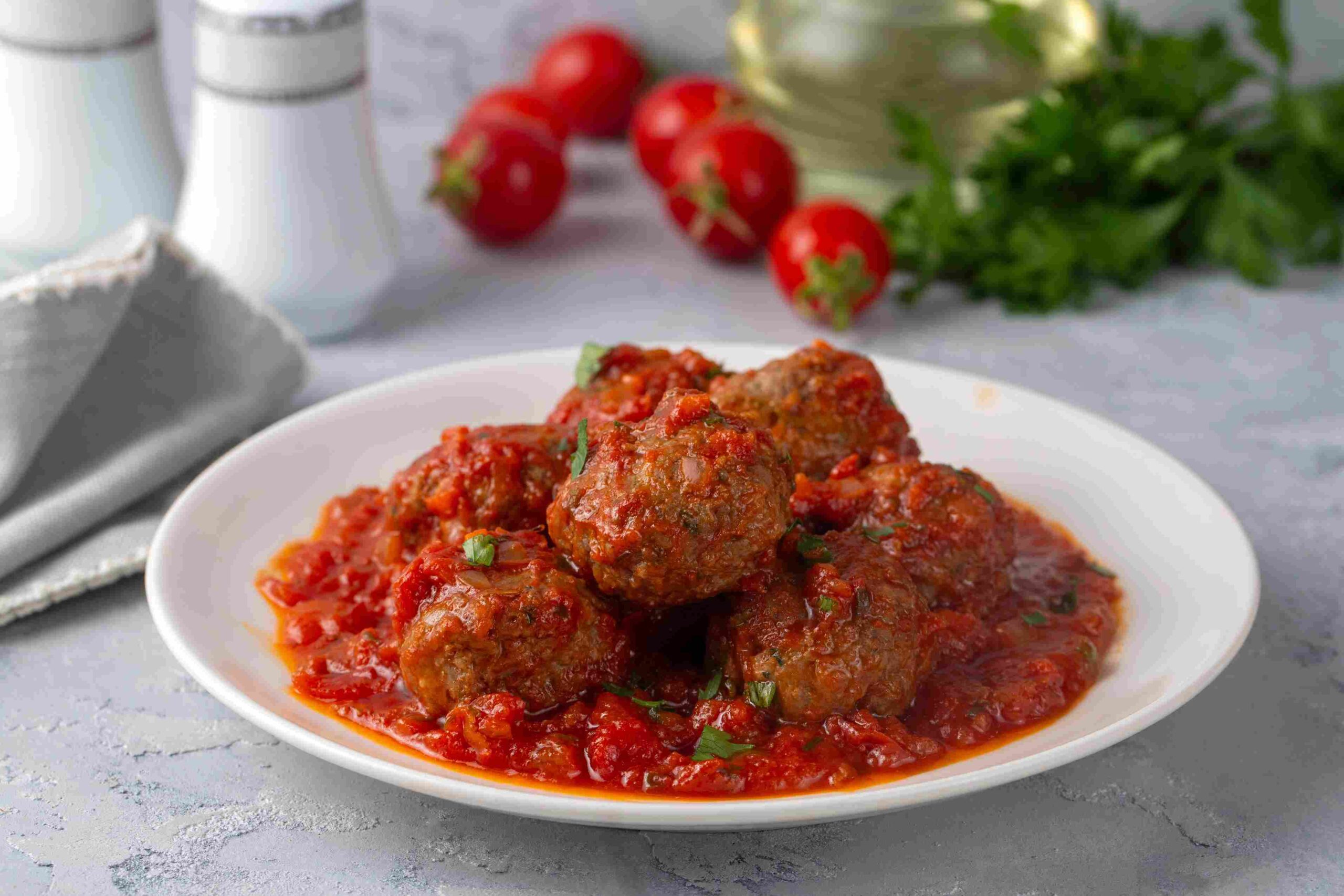 Savršene ćufte u paradajz sosu: domaći recept koji osvaja na prvi zalogaj