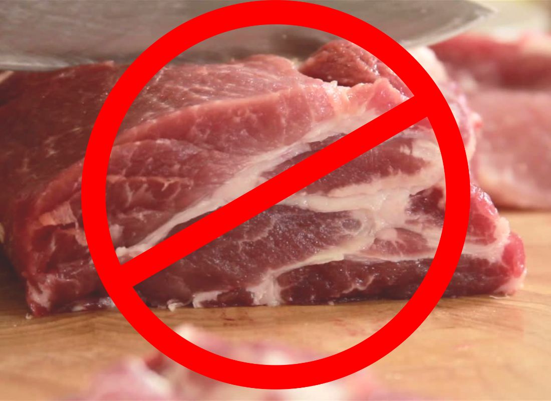 meso preškrabano crvenim znakom