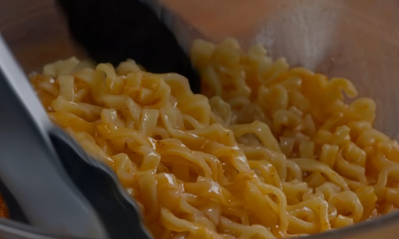 Zumiran prikaz začinjenih nudli u posudi