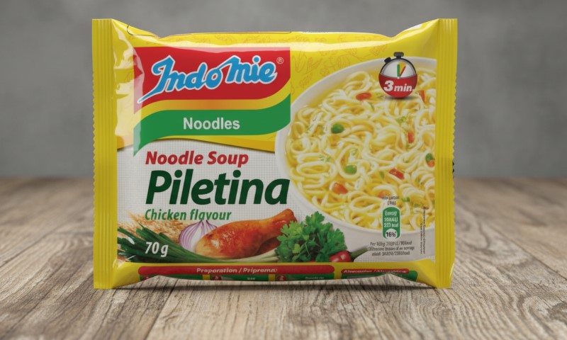 Žuto pakovanje nudli na drvenom stolu