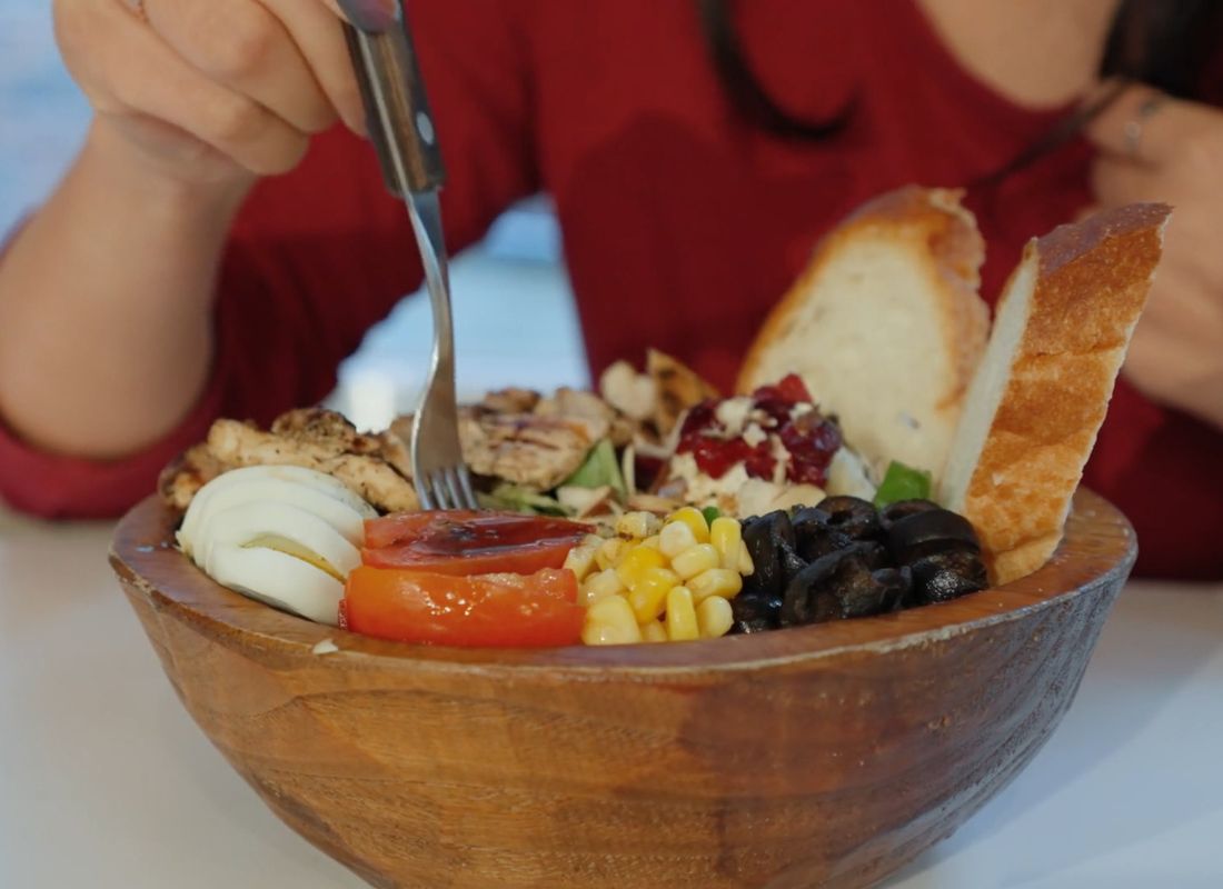 Salata sa piletinom i kuvanim jajima