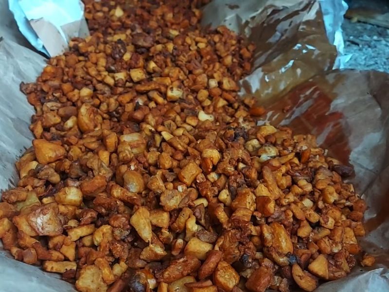 domaći čvarci se cede na papiru