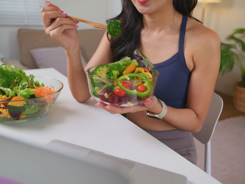devojka jede salatu