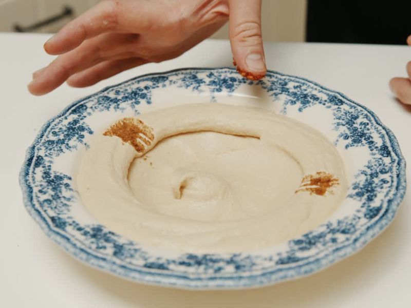 serviranje humusa u tanjiru