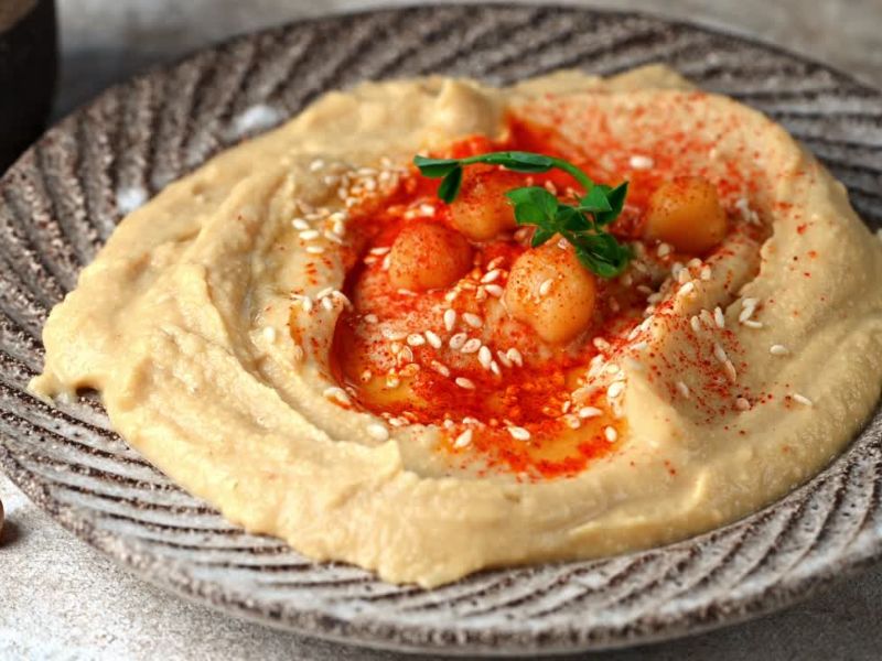 serviran humus sa paprikom