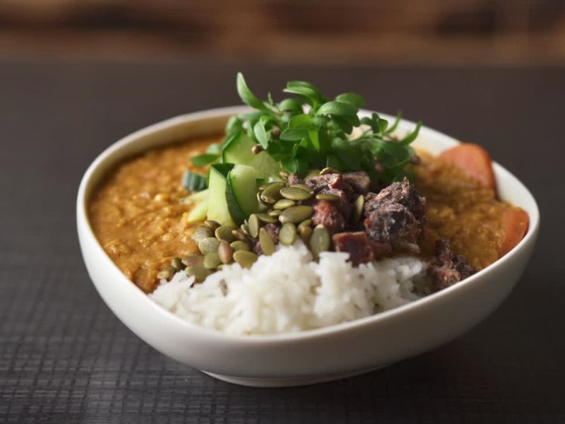 hrana za mišiće u beloj činiji, sos. meso, pirinač