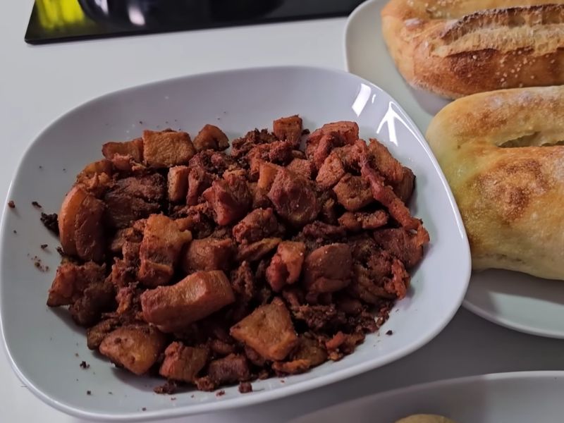 prikaz čvaraka i domaće lepinje u tanjiru