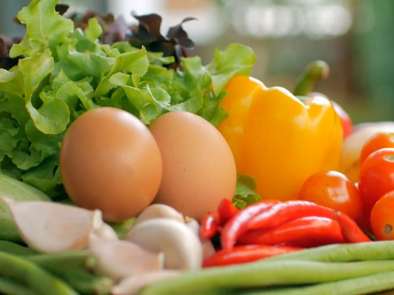 zdrava hrana, jaja, beli luk, paprika, papričica i paradajz