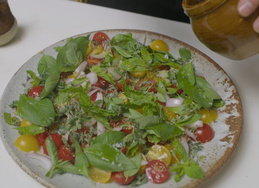 osoba sprema salatu za večeru