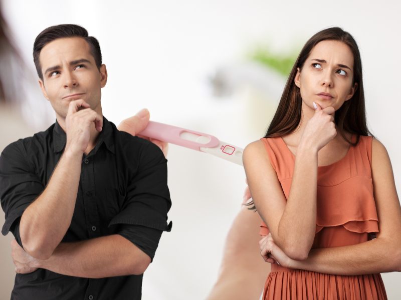 momak i devojka zamišljeno gledaju i razmišljaju o plodnosti, u pozadini test za trudnoću