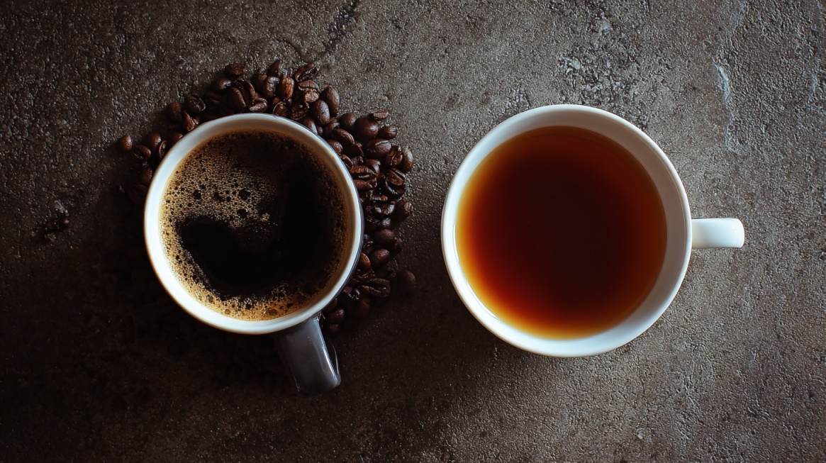 Šolja kafe i šolja crnog čaja na tamnoj podlozi