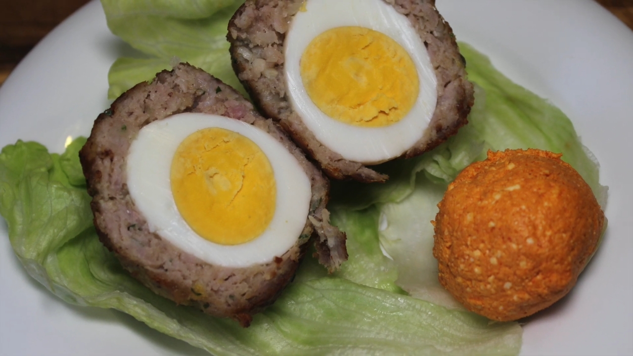 Ćufte od mesa sa kuvanim jajetom u sredini servirane na listu salate