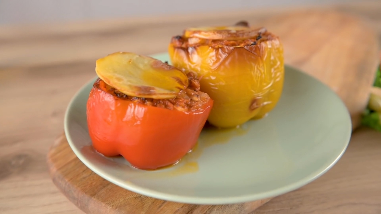 Punjene paprike tunjevinom poslužene na tanjiru kao lagana večera bez hleba