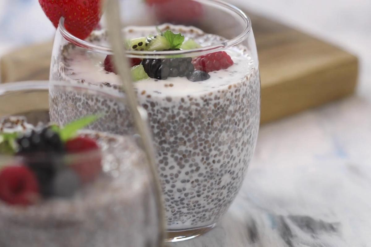 u čaši čia puding sa grčkim jogurtom i sa malo voća na vrhu 