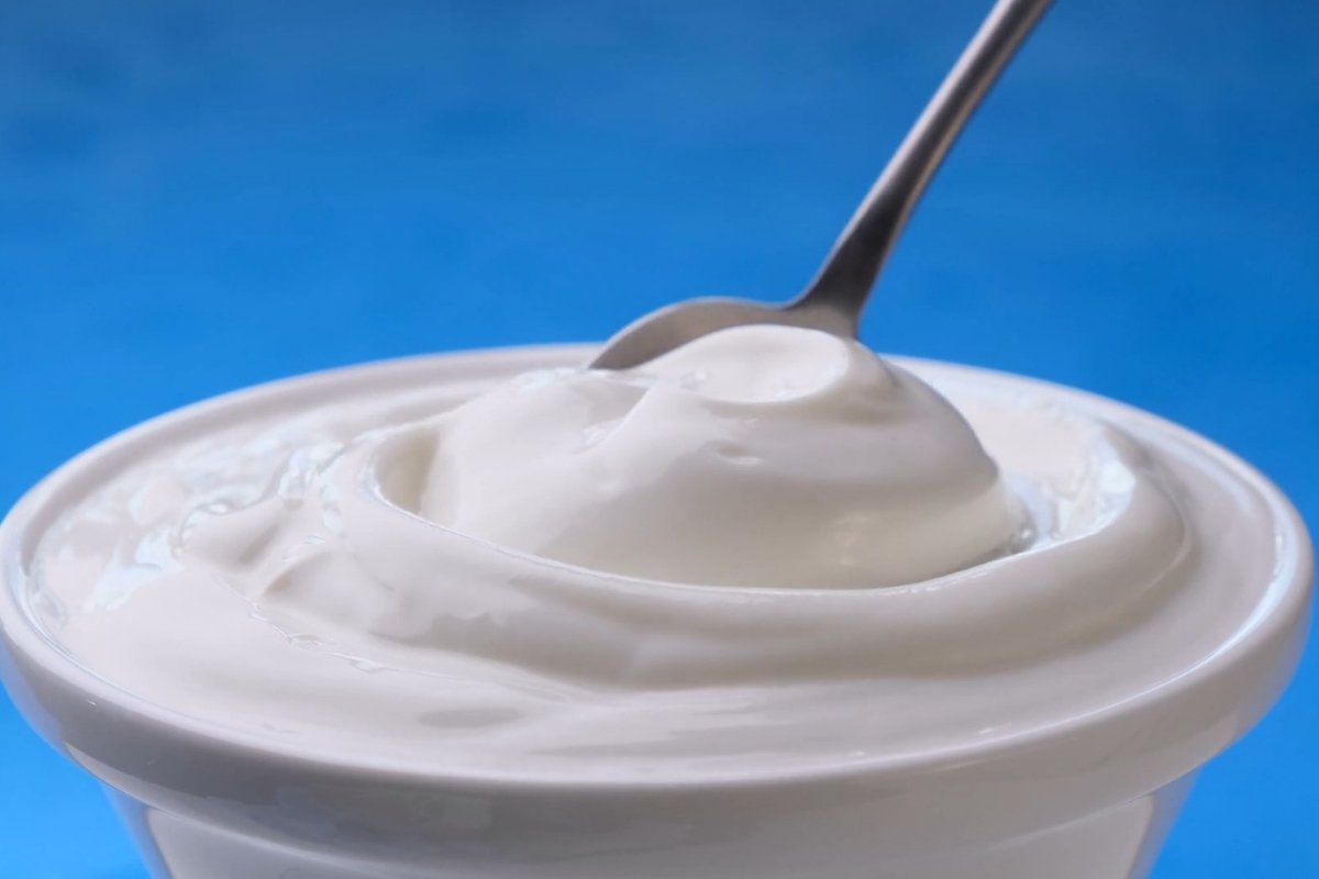 grčki jogurt u činiji 