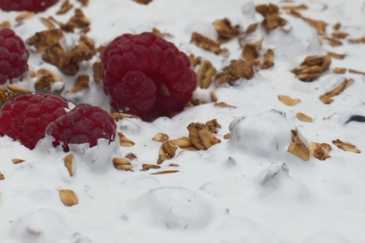 grčki jogurt sa žitaricama i malinama