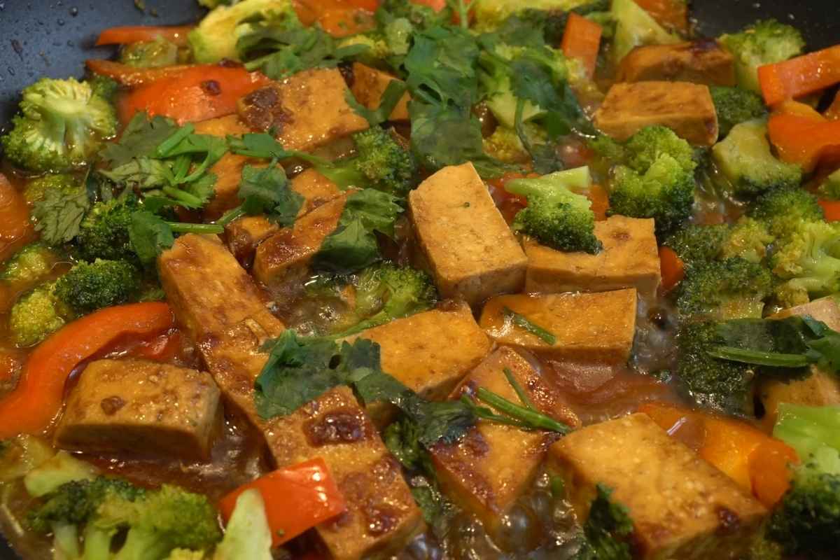 u tiganju tofu sa raznolikim povrćem