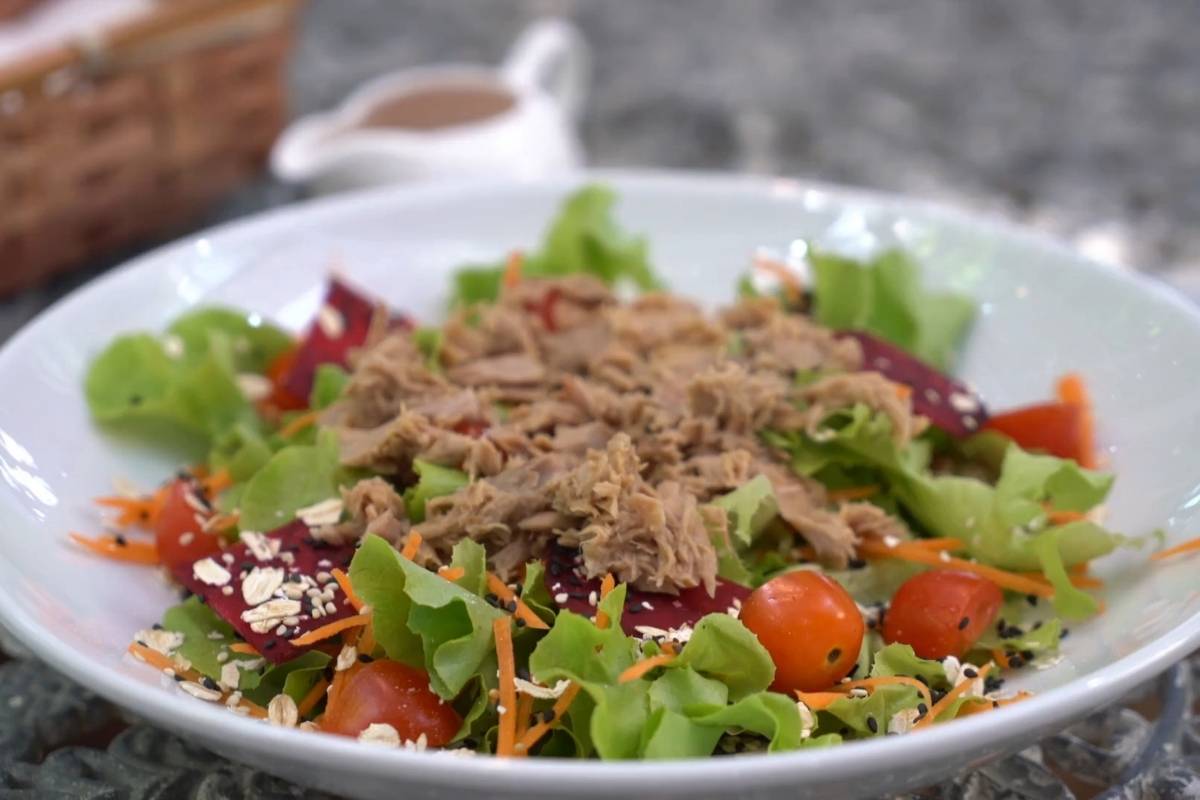 tuna salata sa krompirom i povrćem u tanjiru 